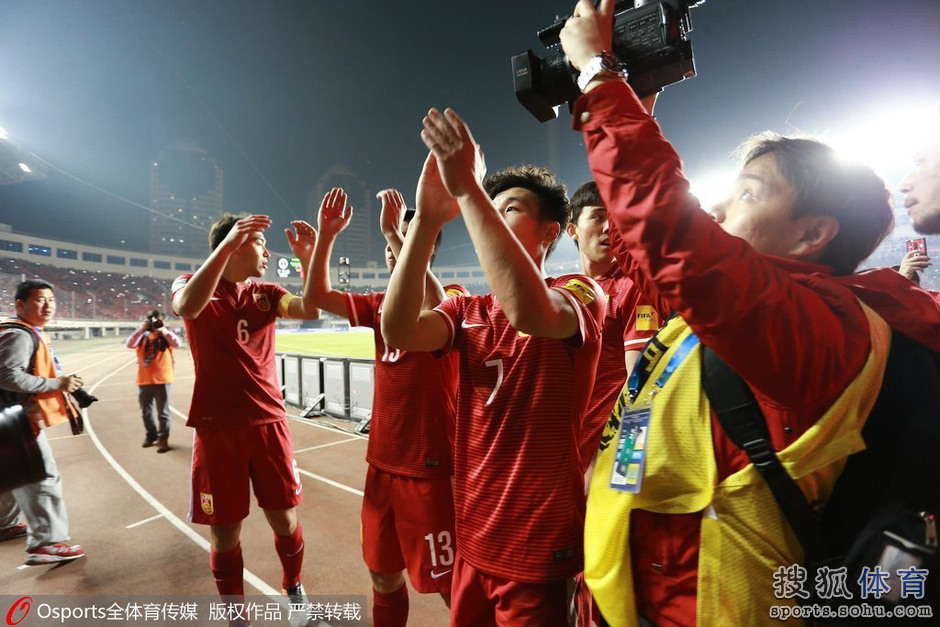 高清图: 国足 赛后谢场 众国脚携手欢庆欣喜若狂