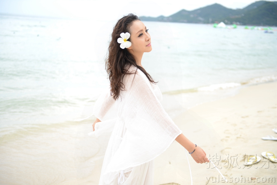 隋兰白色长裙 搜狐娱乐讯 演员隋兰近日曝光一组海滩大片