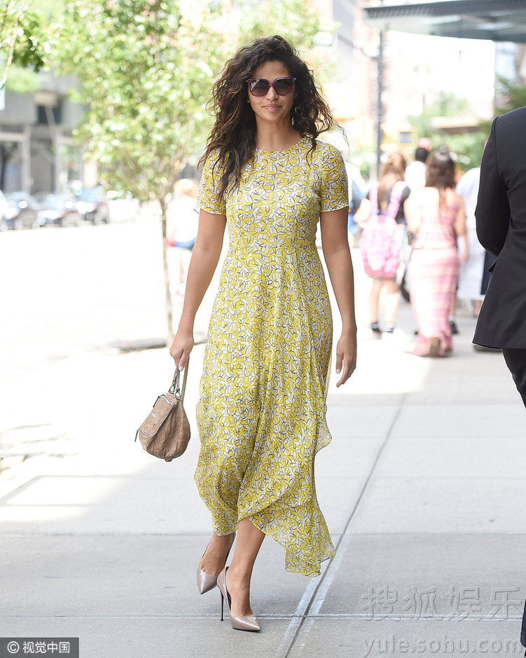 有点糗!奥斯卡影帝娇妻风尘仆仆走路走掉鞋86