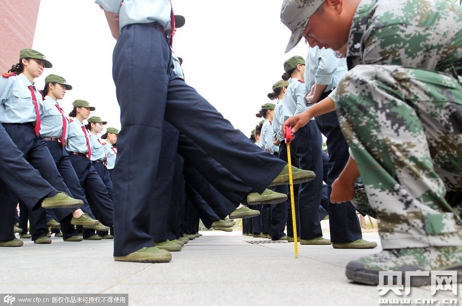 河南"准空姐"军训 头顶矿泉水瓶练毅力