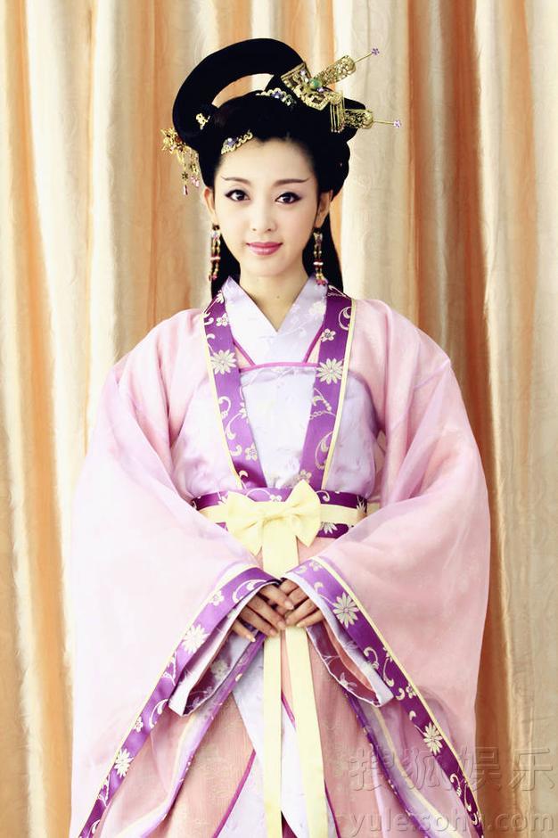 杜汶泽被婐女包围图片