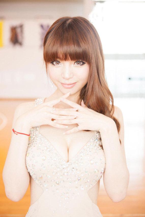 高清:游戏<em>女神</em>代言网游 嘟嘴<em>裸胸</em>显绝色魅力-体