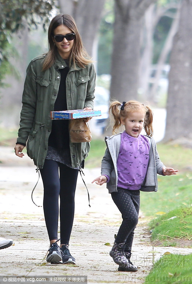 阿尔芭一家去运动甜蜜温馨 丈夫拄拐心情佳 - 