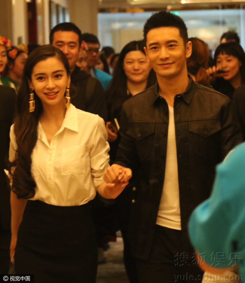 黄晓明Baby现身酒店紧牵手虐狗 耳聊私语超甜