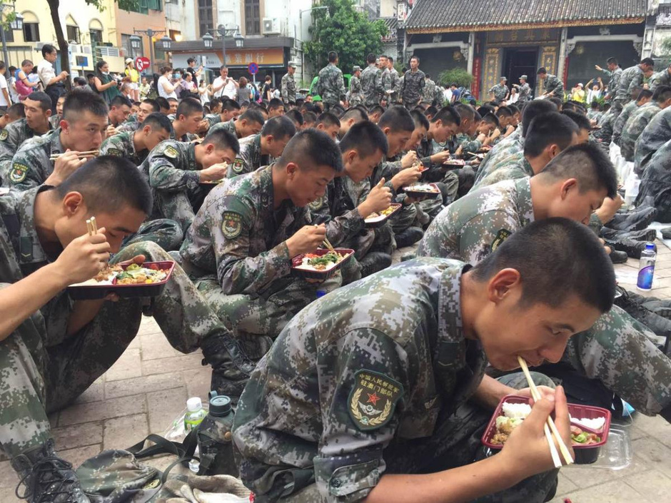 驻澳部队女兵救灾获当地居民盛赞9129715-新