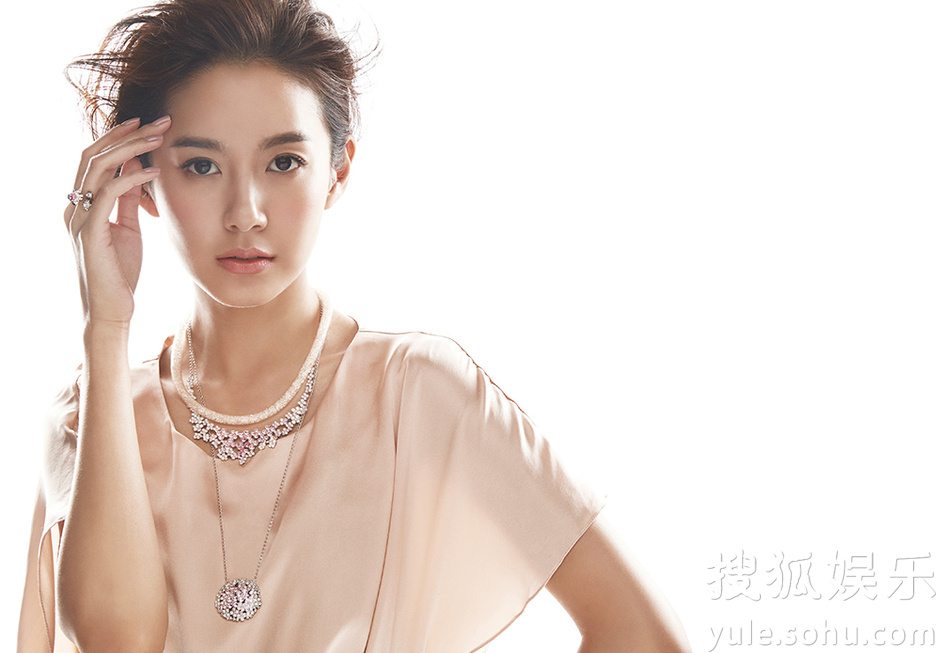 張子萱白衣登雜志封面 真我率性演繹知性美
