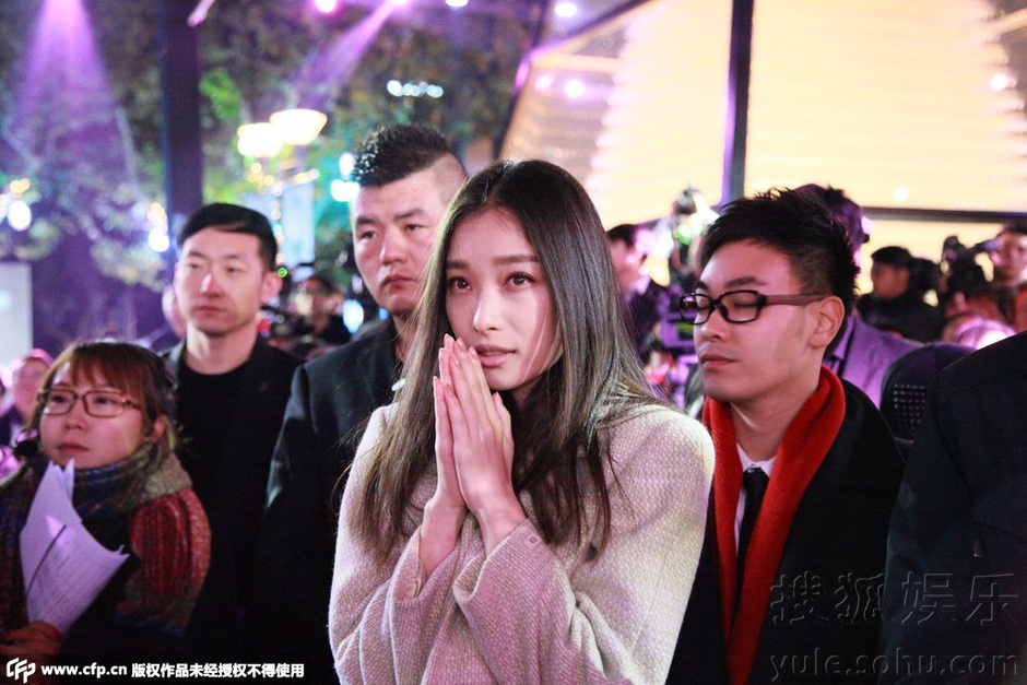 倪妮捞金秀美腿满脸甜蜜 喝酒撅嘴卖萌表情多