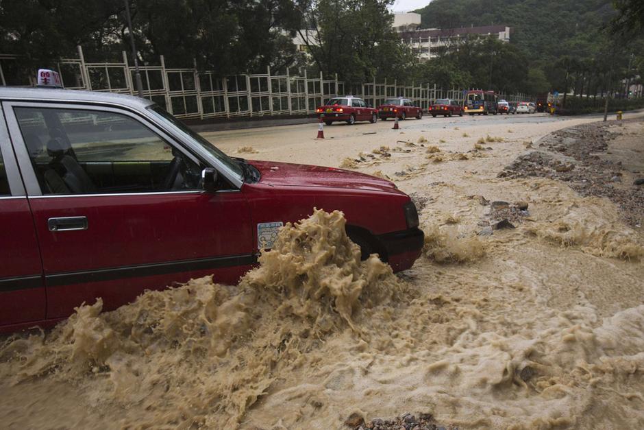 香港遇黑色暴雨 泥石流积水严重