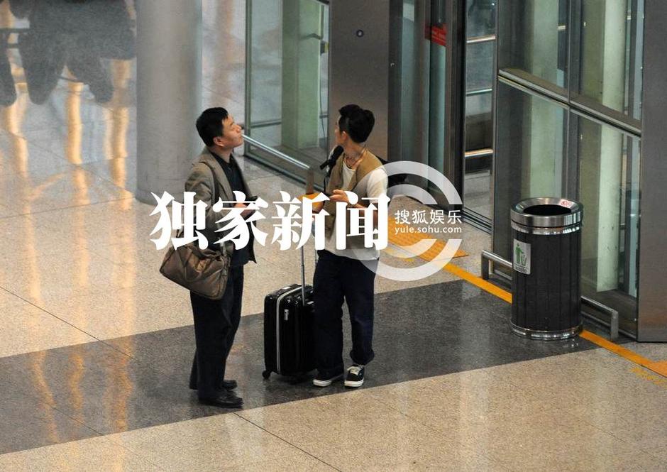 独家:蒋雯丽黄轩绯闻后首现身 同在北京不见面