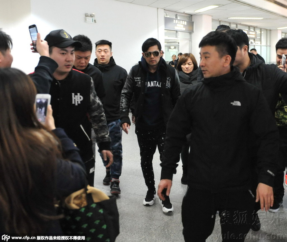 周杰伦婚后首现身赚奶粉钱 获粉丝接机人气爆棚