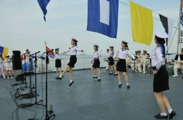 金正恩视察<em>女兵</em>激动簇拥 朝鲜<em>女兵真实生活</em>60