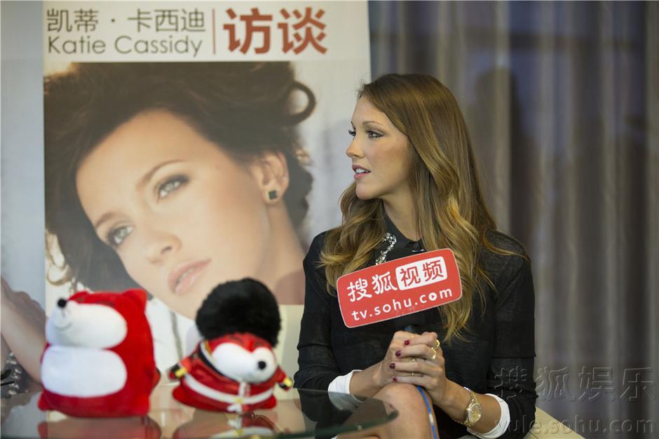 专访黑金丝雀凯蒂:曾是体操队员 最爱猫女-娱