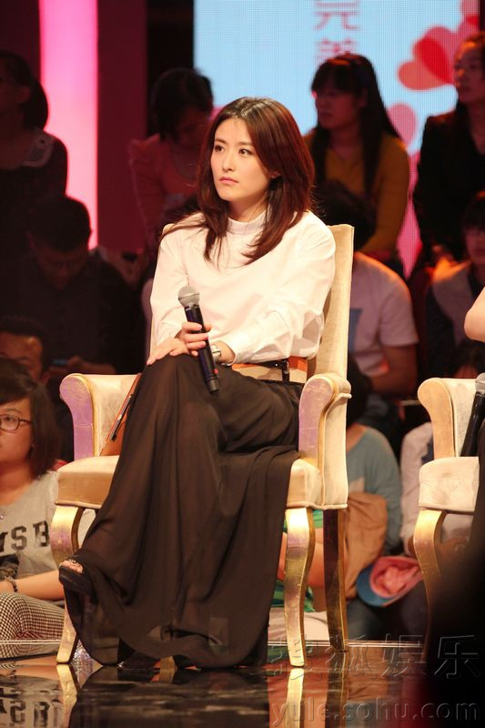 徐百卉做客《爱情保卫战》 被赞美丽智慧女神