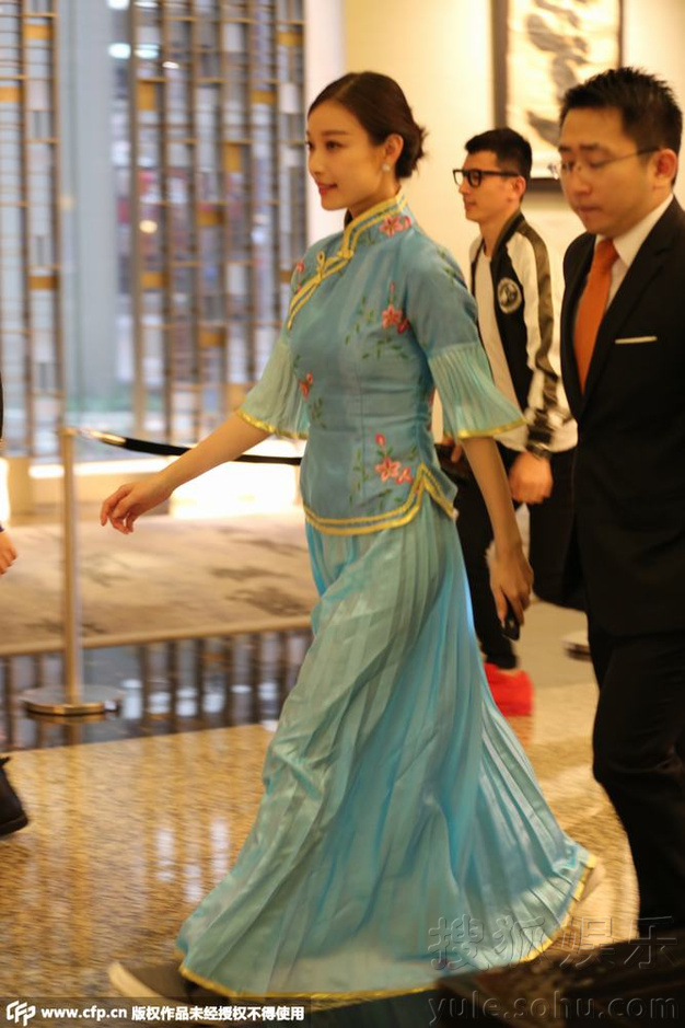 倪妮穿中式服装与伴娘团回酒店 林昕阳男扮女