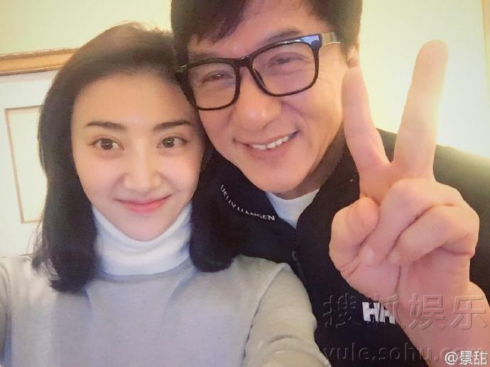 成龙与景甜贴脸自拍 比剪刀手卖萌 (高清组图)