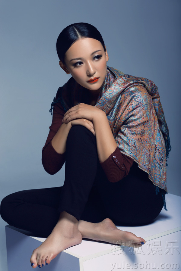 杨舒安静优雅 搜狐娱乐讯随着《我的特一营》的热播,剧中女主角杨舒