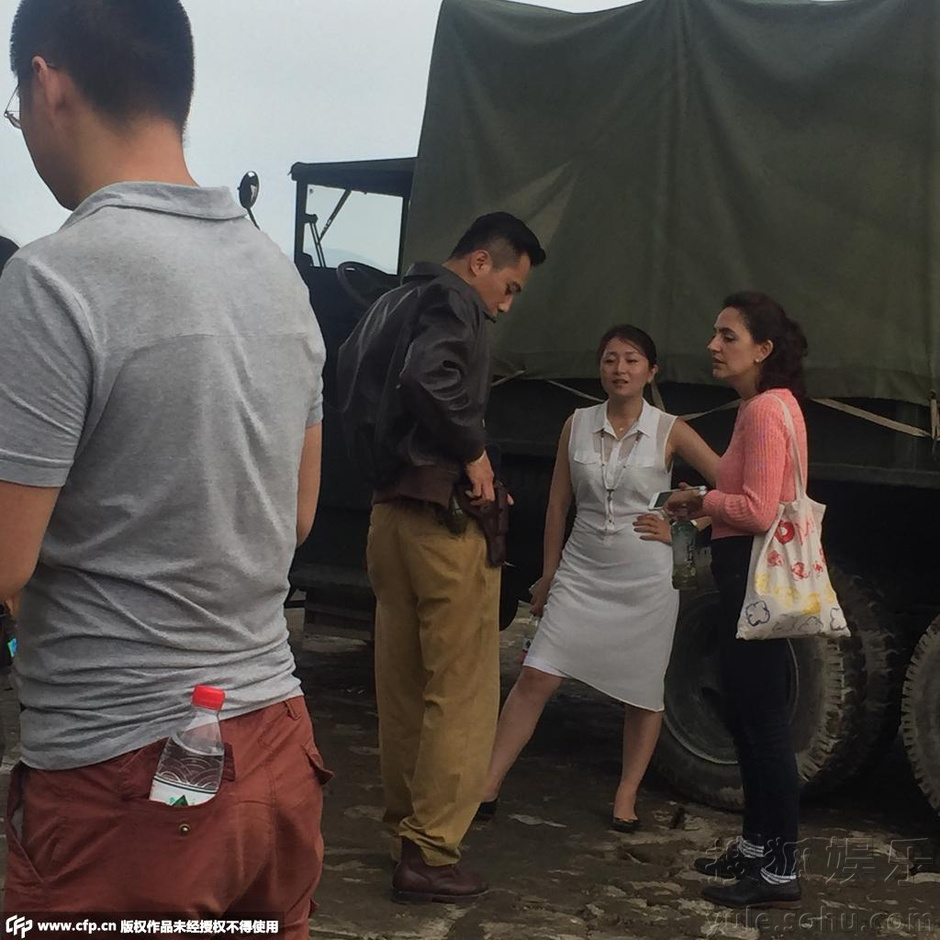 刘烨获妻子探班整理妆容 亲密对视秀恩爱-娱乐