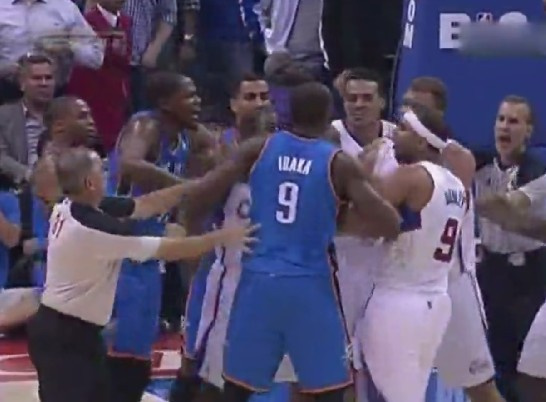 组图回放冲突:伊巴卡揍格里芬 巴恩斯帮架被逐