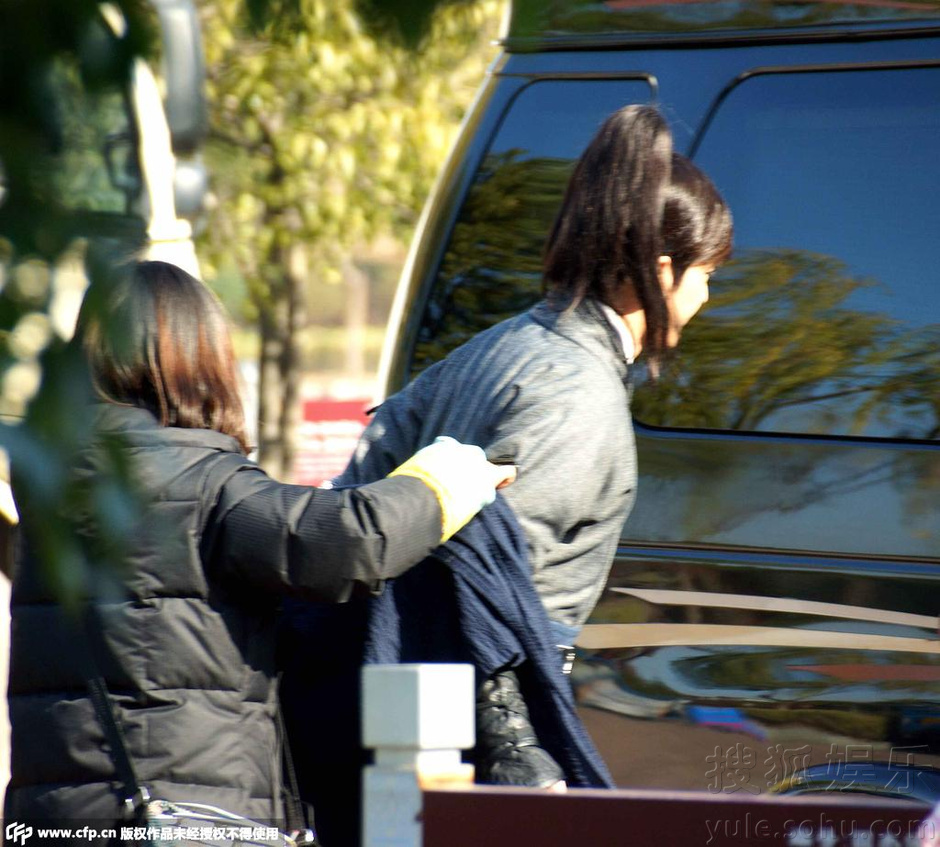 张翰获专人穿衣照镜子 片场深情凝望女友娜扎