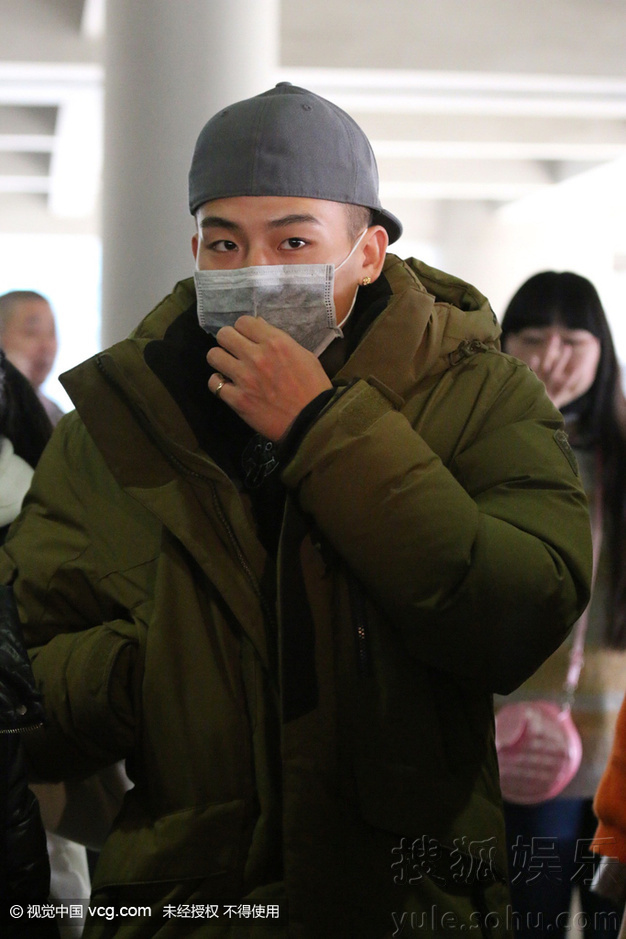 欧豪反戴帽子亮相 手插棉衣口袋帅气十足