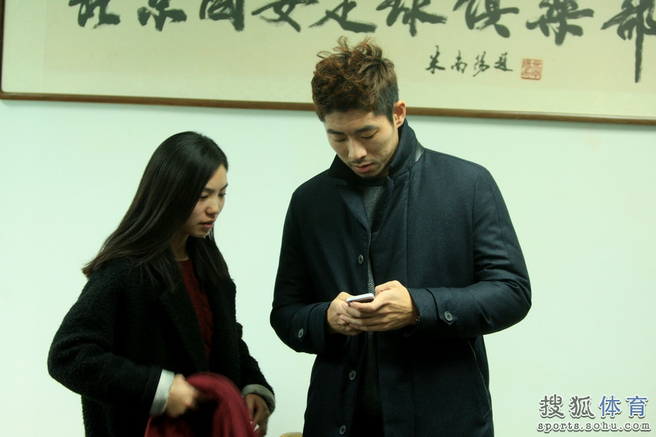 高清:国安正式签约河大成 <em>美女</em>记者索要<em>电话号</em>