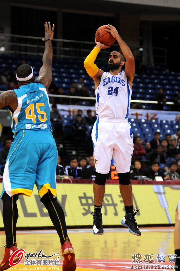 高清:青岛VS福建麦克唐纳战桑尼 拉莫斯吃火锅