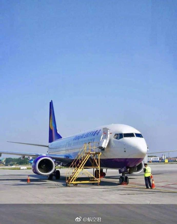 飞机在郑州机场降落后 发现轮子掉了 (组图)