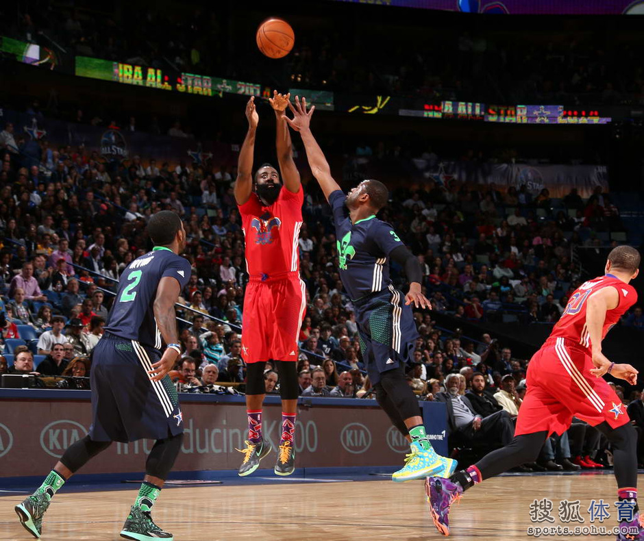 高清图:2014NBA全明星正赛 詹皇格里芬扣篮盛