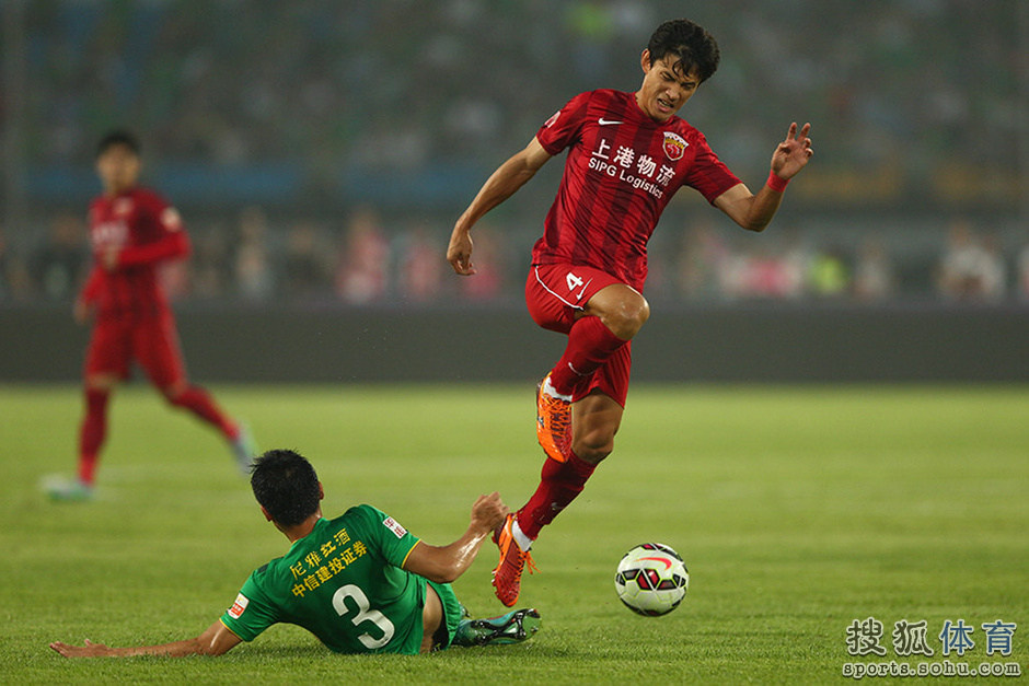 高清图:国安0-0战平上港 杨智神勇扑点激情怒吼