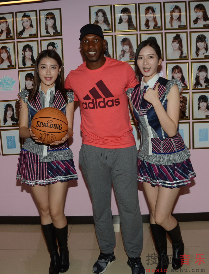 NBA巨星也迷弟!比卢普斯来沪观看SNH48公演