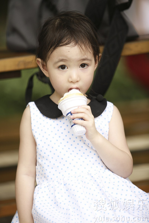 甜馨奥莉<em>姐妹情深</em>不舍分别 霍思燕<em>变装</em>送惊喜