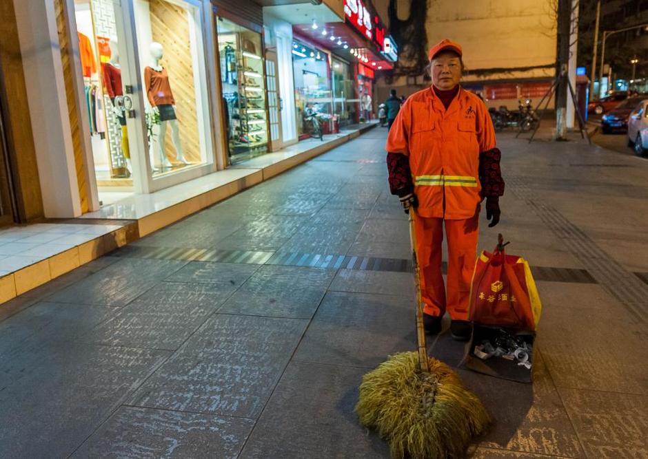 唐玉金来自四川中江,在成都做清洁工,因丈夫卧病在床,她每天要完成两