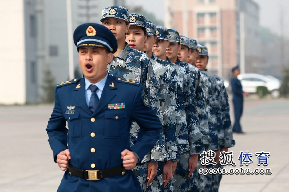 高清:女排军训打军体拳 穿迷彩服动作整齐划一