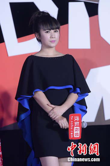 柳岩当众模仿放屁声 与三位女星横抱大鹏合影