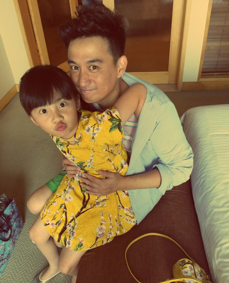 孙莉晒黄磊与女儿多多搞怪<em>父女</em>照6745623-娱