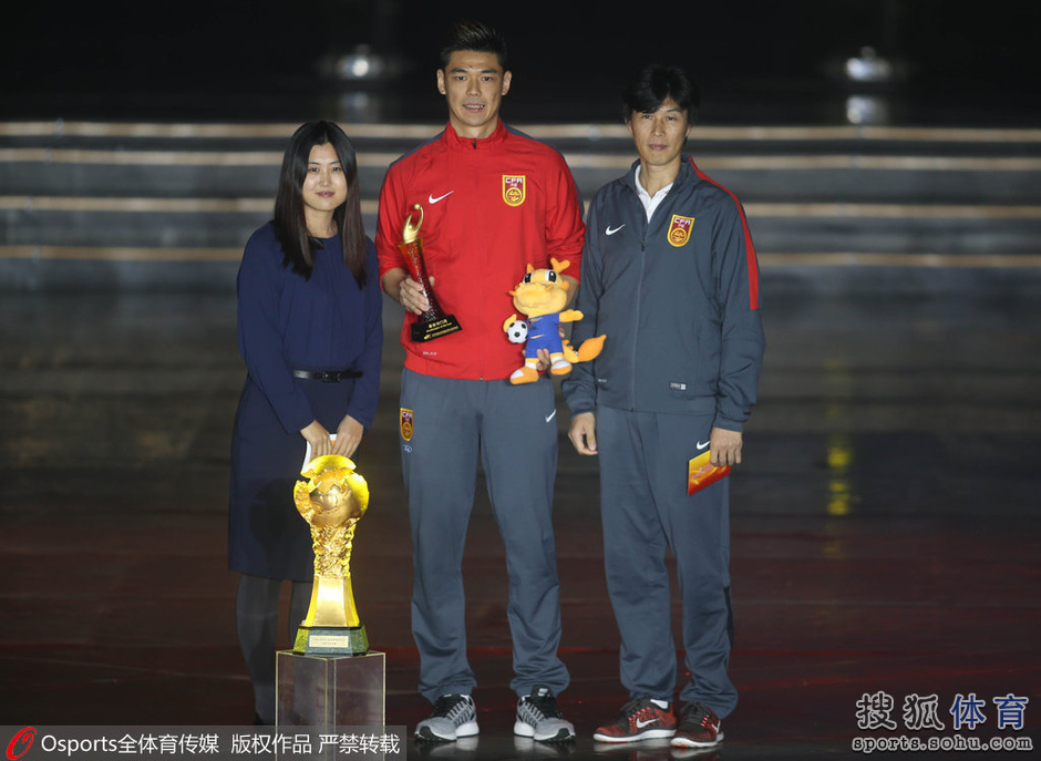 高清:中超颁奖礼星光璀璨 王大雷曾诚武磊登台