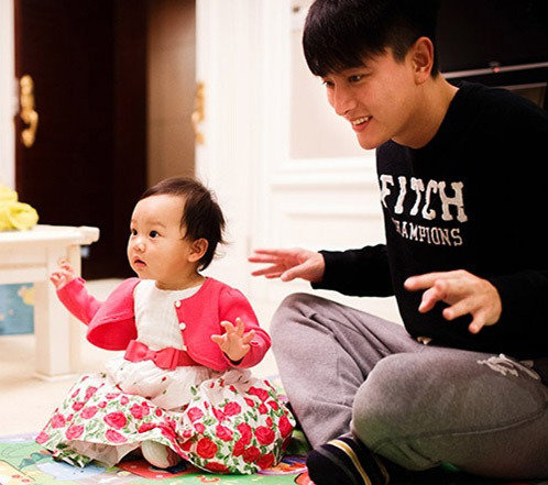 贾乃亮熊抱爱女出镜 与小甜馨穿撞色亲子装(1