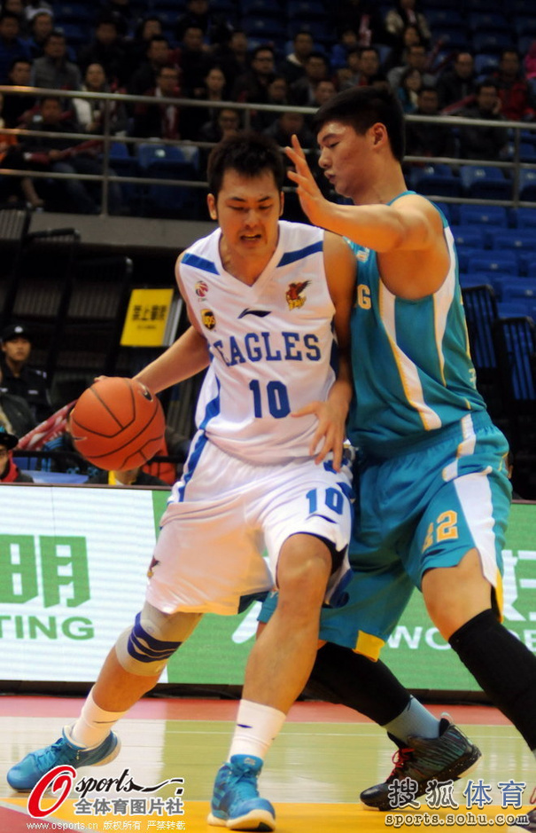 高清:青岛VS福建麦克唐纳战桑尼 拉莫斯吃火锅