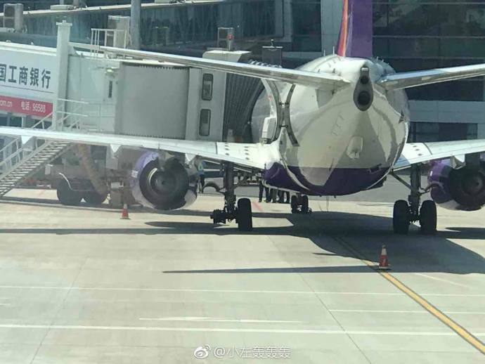 飞机在郑州机场降落后 发现轮子掉了 (组图)