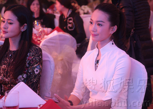 刘丛丹出席杂志周年盛典 气质独特秀高挑身姿