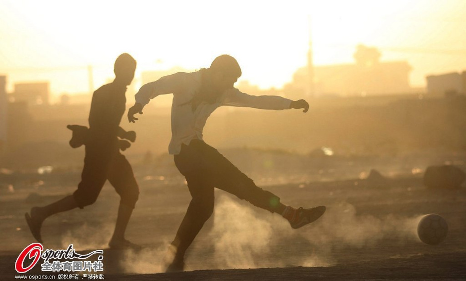 高清图:明暗色调足球世界 C罗阳光下背影落寞