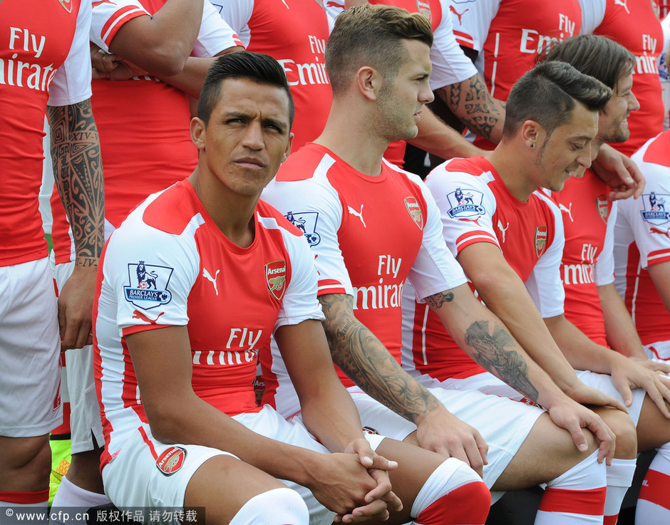 阿森纳合影:374出戏黑贝傻笑 两大佬遭掌掴(图