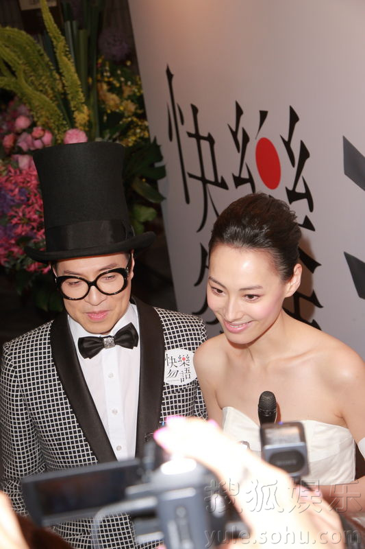 梁洛施低胸白裙纯美 挂念宝宝赶回家相陪6679