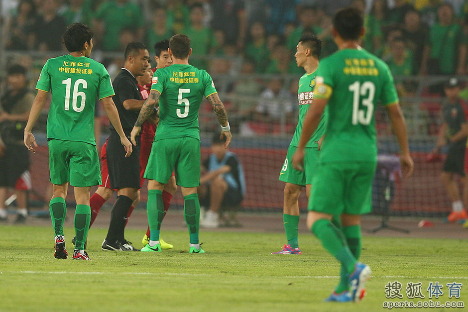高清图:国安0-0战平上港 杨智神勇扑点激情怒吼