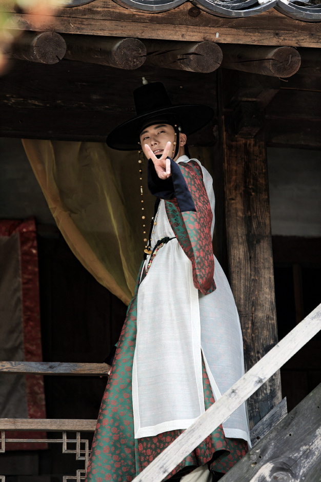 《巡夜人日志》丁一宇允浩为首播应援撒娇满分