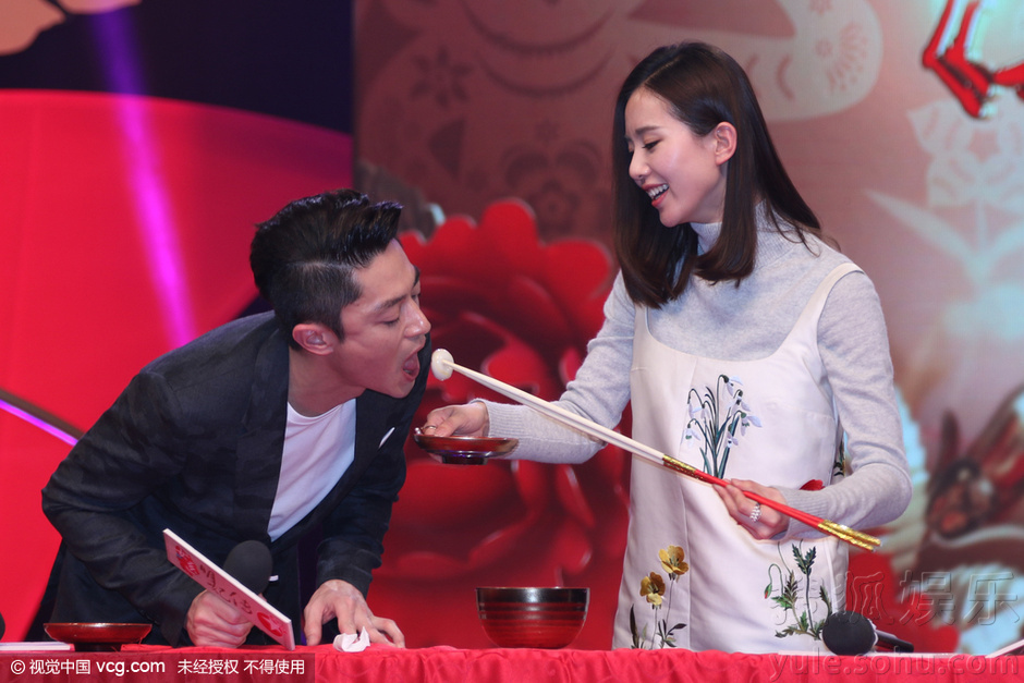 刘诗诗霍建华现身互喂食物 嘟嘴卖萌搞怪不断