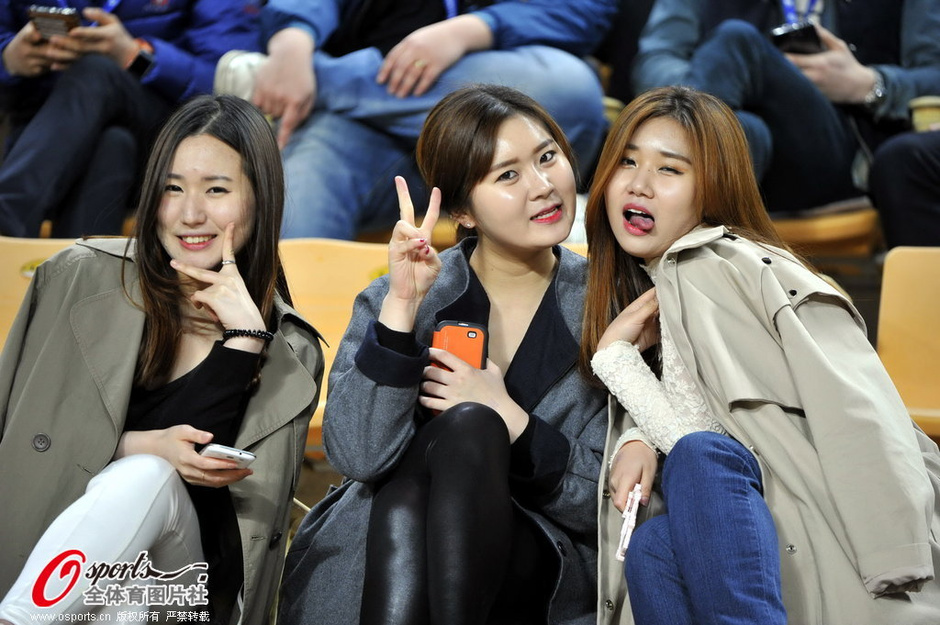 大学生举国旗助威人和 <em>韩女球迷</em>搔首弄姿 - 体