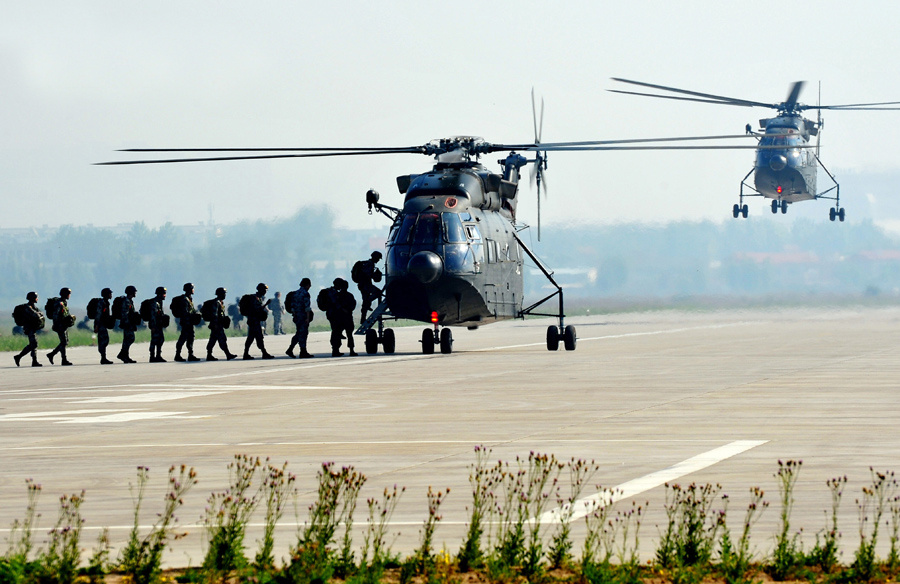 第38集团军开展空降训练:男兵女兵一起飞
