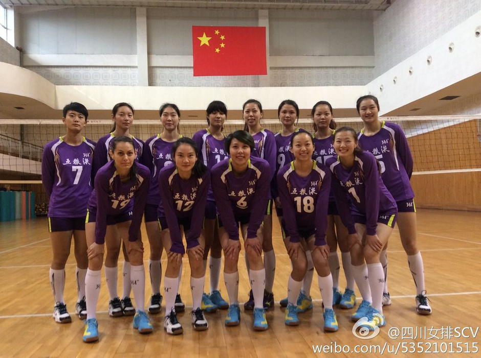 四川女排全家福独缺一人 小美女剪刀手卖萌(图