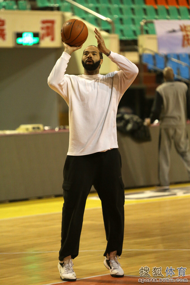 高清:山西队备战八一队员投入 教练组沟通战术